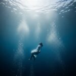 물에 빠지는 꿈은 감정의 혼란과 새 출발의 신호